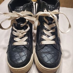 Girls size 3 Skechers shors